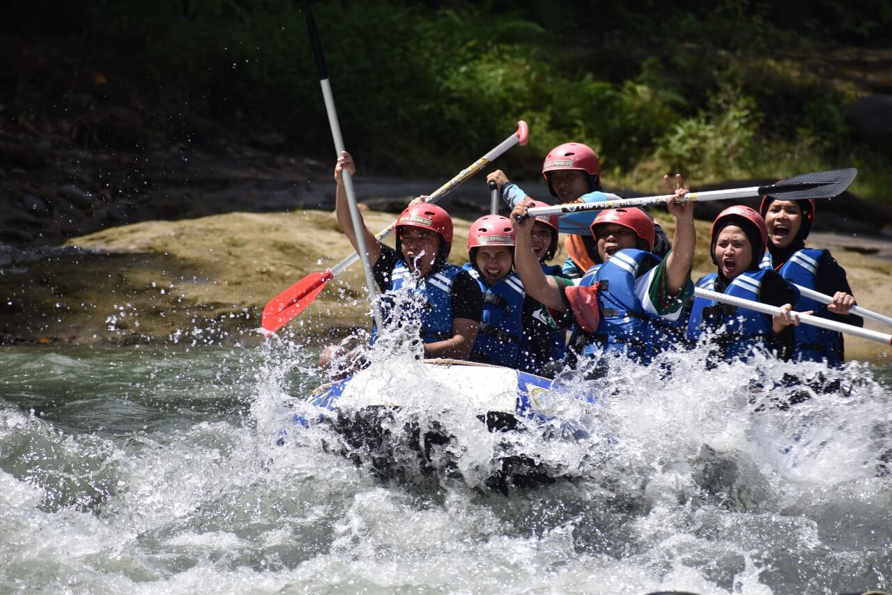Kegiatan Rafting Tantangan Alam